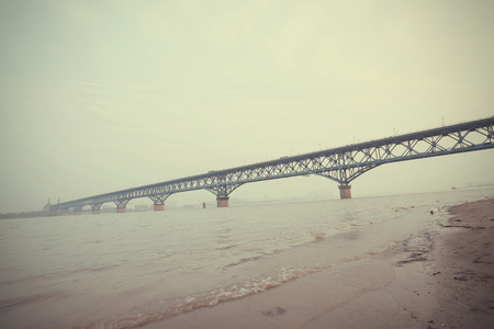 跨水蓝色钢桥