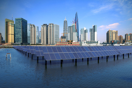 上海外滩天际线地标在生态能源太阳能电池板