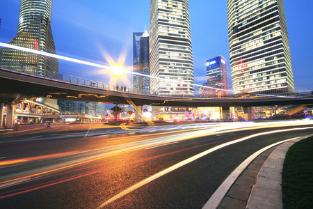 上海陆家嘴公路在晚上