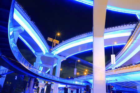 在晚上上海公路高架桥城市高架桥