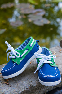 蓝色和绿色的鞋子图片