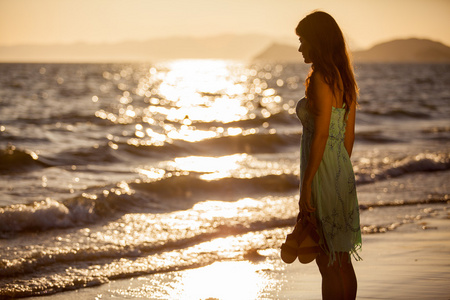 年轻女子上海滩的日落