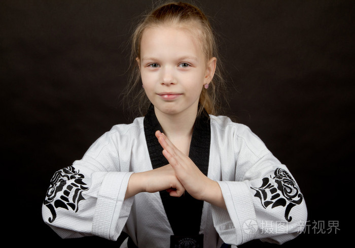 和服鞠躬的年轻女孩