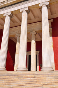 在雅典，希腊国家考古博物馆。在柱廊