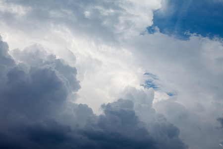 戏剧性天空与暴风雨云