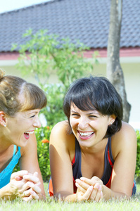 纵向的两个年轻女子在夏季环境开心