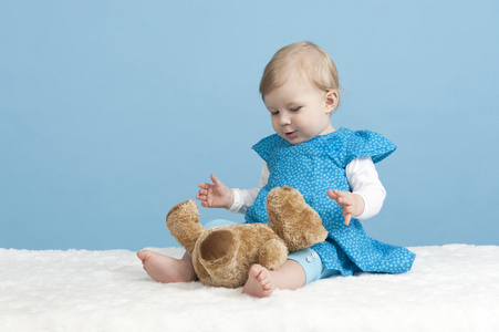 玩具熊，在蓝色的小宝贝女孩