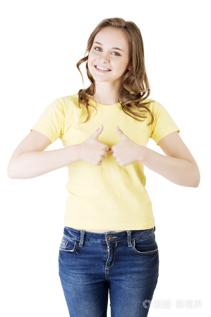青少年女子休闲衣服打手势拇指向上