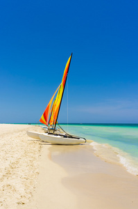 在古巴的美丽海滩上帆船