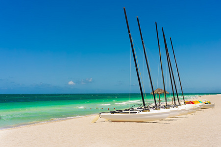 帆船和古巴在海滩上的 pedalos
