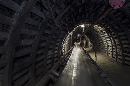 煤炭煤矿机械: 带式输送机在地下隧道照片