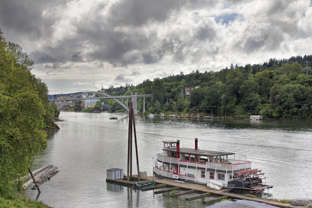 沿威拉米特河停靠的历史性 sternwheeler