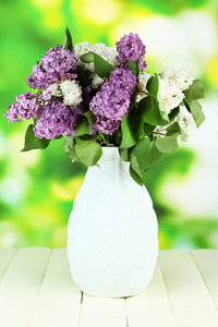 美丽的淡紫色花朵，在明亮的背景上的木桌上