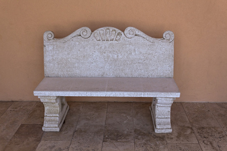 在古罗马风格的白色大理石所作的长椅