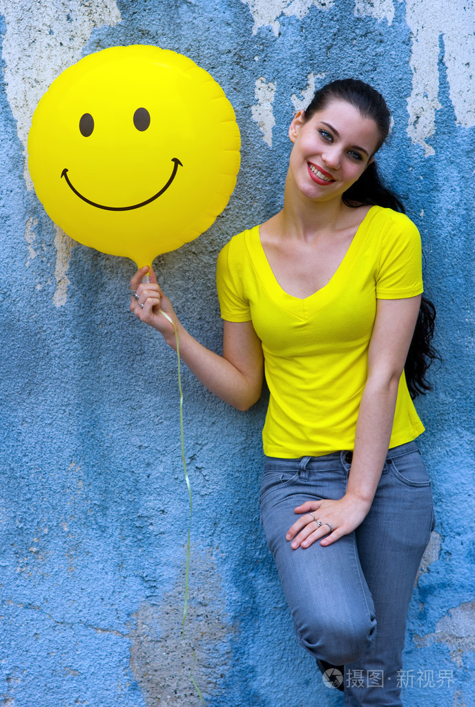 十几岁的女孩与笑脸气球
