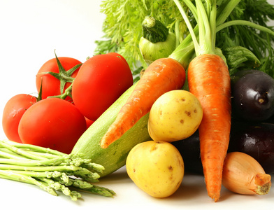 新鲜春季蔬菜胡萝卜 西红柿 芦笋 茄子和土豆