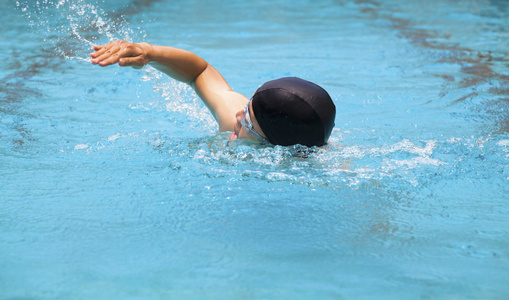 在泳池游泳的男子游泳运动员图片