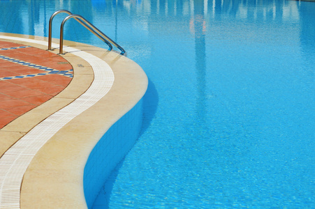 在夏天的时候旅游度假酒店游泳池