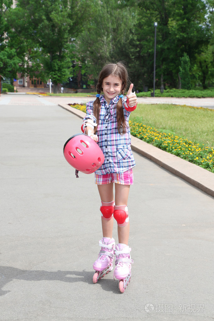 旱冰鞋在公园的小女孩