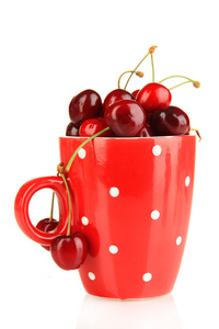 成熟的红樱桃浆果在杯子上白色隔离