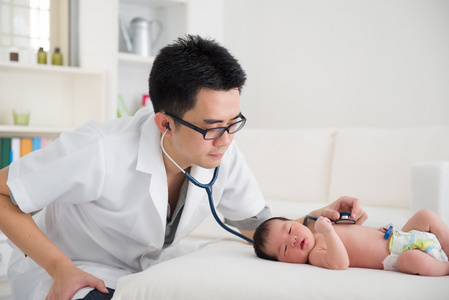 很帅的亚洲医生和新生的婴儿，在临床上