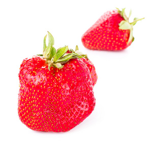 成熟的大草莓浆果孤立的白色背景，克洛斯