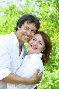 夏季环境中对年轻快乐夫妇的肖像