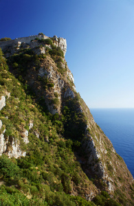 在科孚岛海岸边的岩石上的城堡