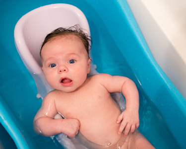 婴儿在蓝色浴洗