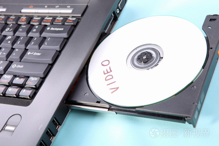 一台笔记本电脑和 cd 或 dvd 光盘的特写镜头