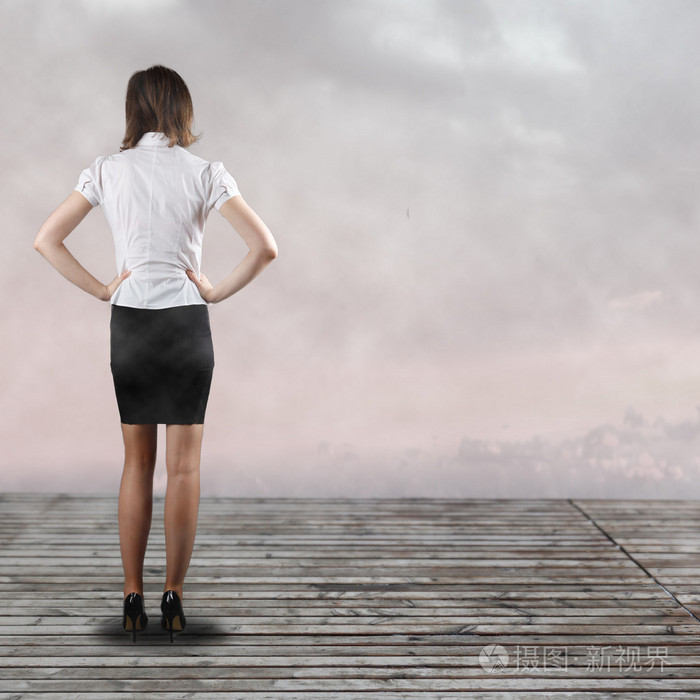 站在美丽的布鲁内特背面照片-正版商用图片1cema5-摄图新视界