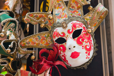 在纪念品店多彩的传统威尼斯面具。威尼斯。它
