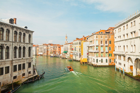多彩运河的威尼斯与房子和小船。查看从里亚托