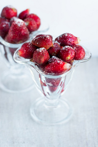 玻璃烧杯中加糖甜多汁草莓