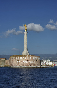 麦当娜雕像在港口入口处的视图