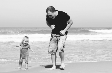 父亲和女儿在海滩上