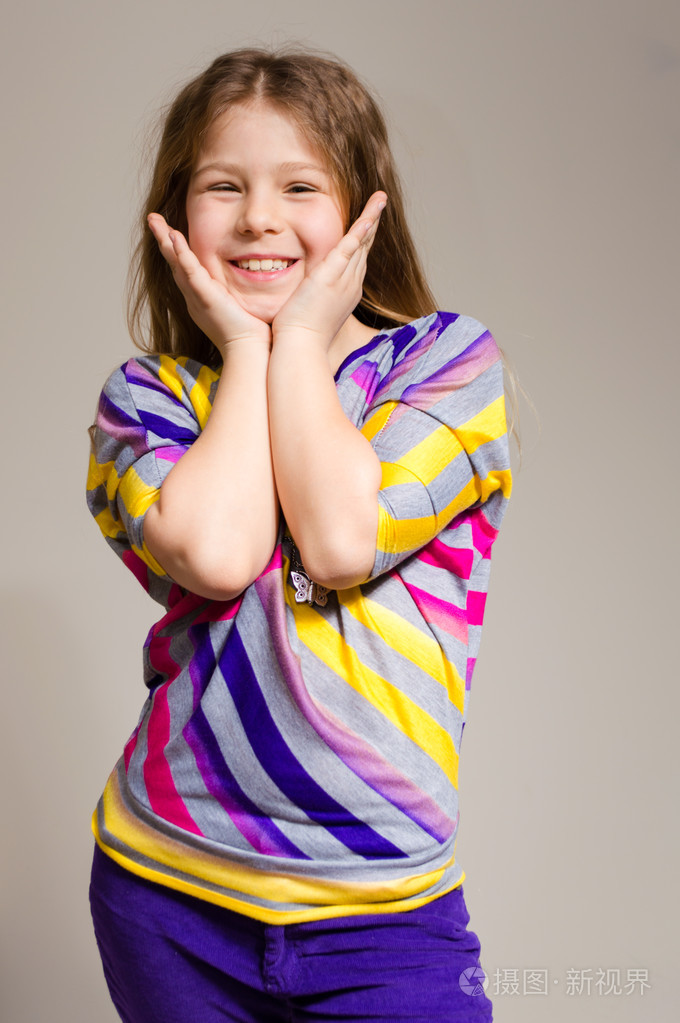 微笑的快乐有趣的小女孩照片-正版商用图片1ces83-摄图新视界