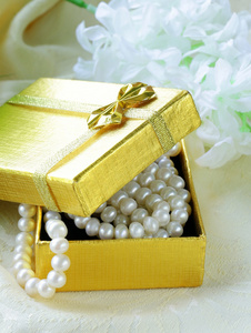 黄金礼品盒中的珍珠项链