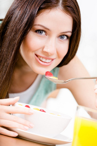 女人吃节食早餐