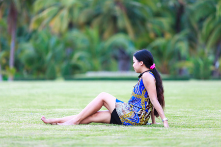 坐在地面上的人图片