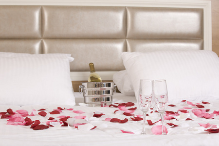 酒店房间与大床和红色花朵