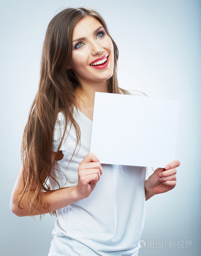十几岁的女孩拿白色空白纸