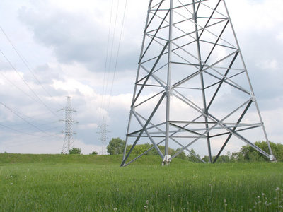 国家风景与电力线金属桩照片
