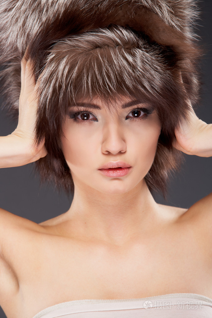 一个年轻漂亮的女人的肖像照片-正版商用图片1cews7-摄图新视界