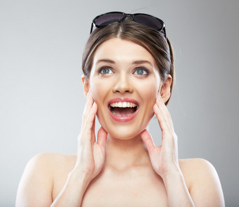 开心女模特开心大笑微笑年轻女模特照片