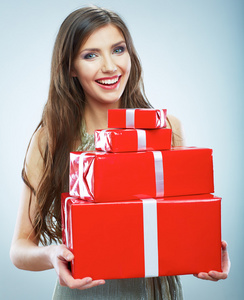 微笑的女人晚礼服举行红色礼品盒
