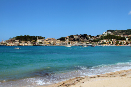 马洛卡 soller 海滩与小船在巴利阿里岛