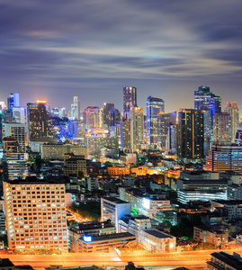 曼谷市中心地平线在晚上