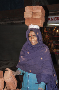 在她的头上挑砖的印度女人