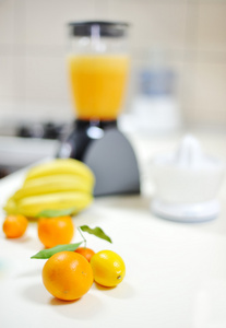 鲜橙汁的家中厨房制作图片